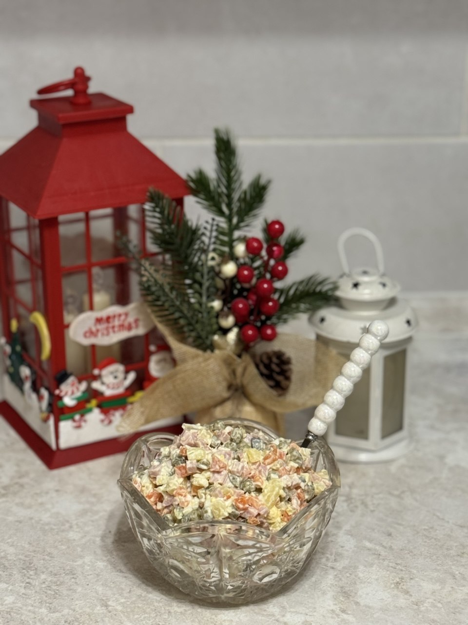 Салат "Оливье" с ветчиной и маринованными огурцами