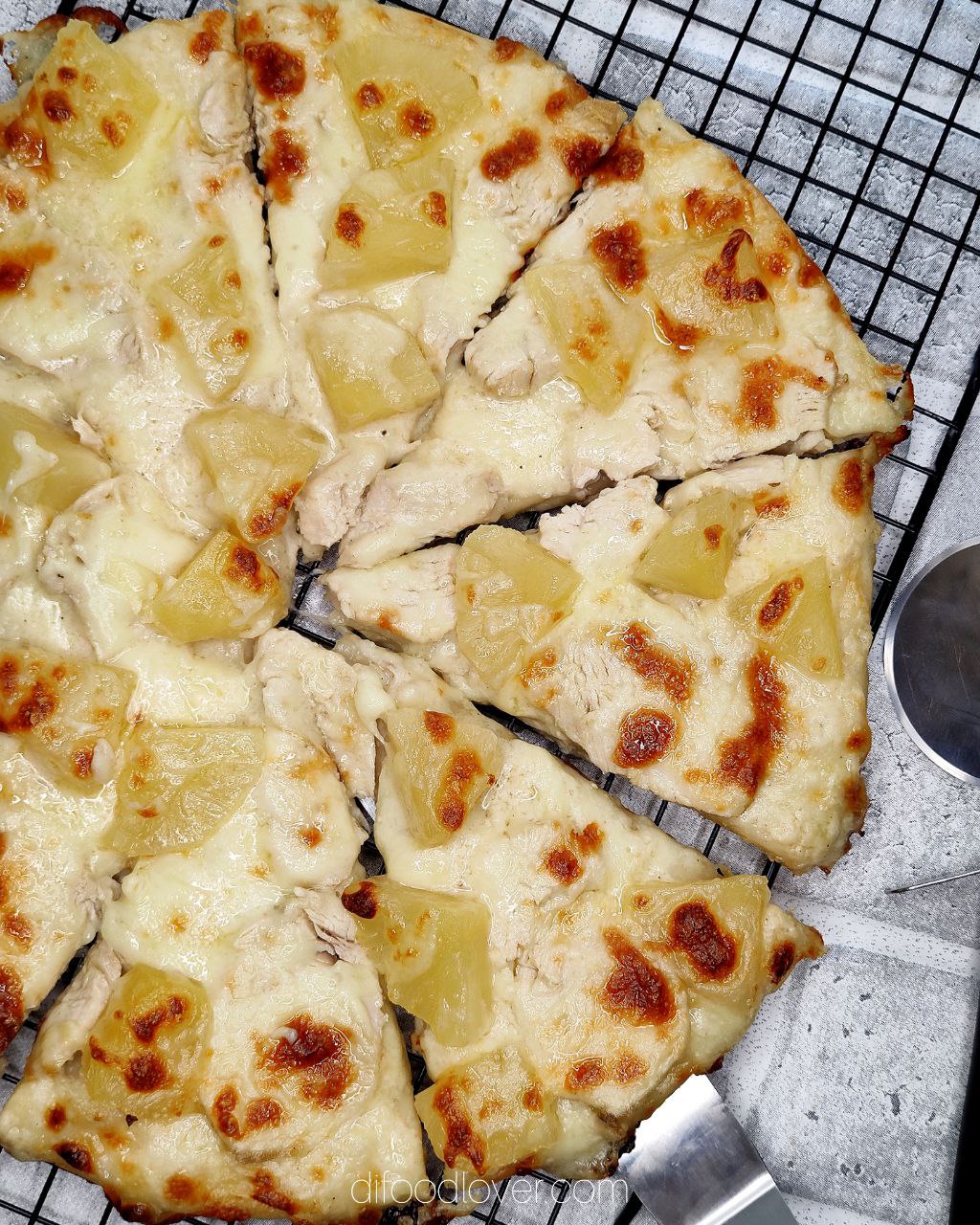 пицца "гавайская" с курицей, ананасами и соусом "альфредо"