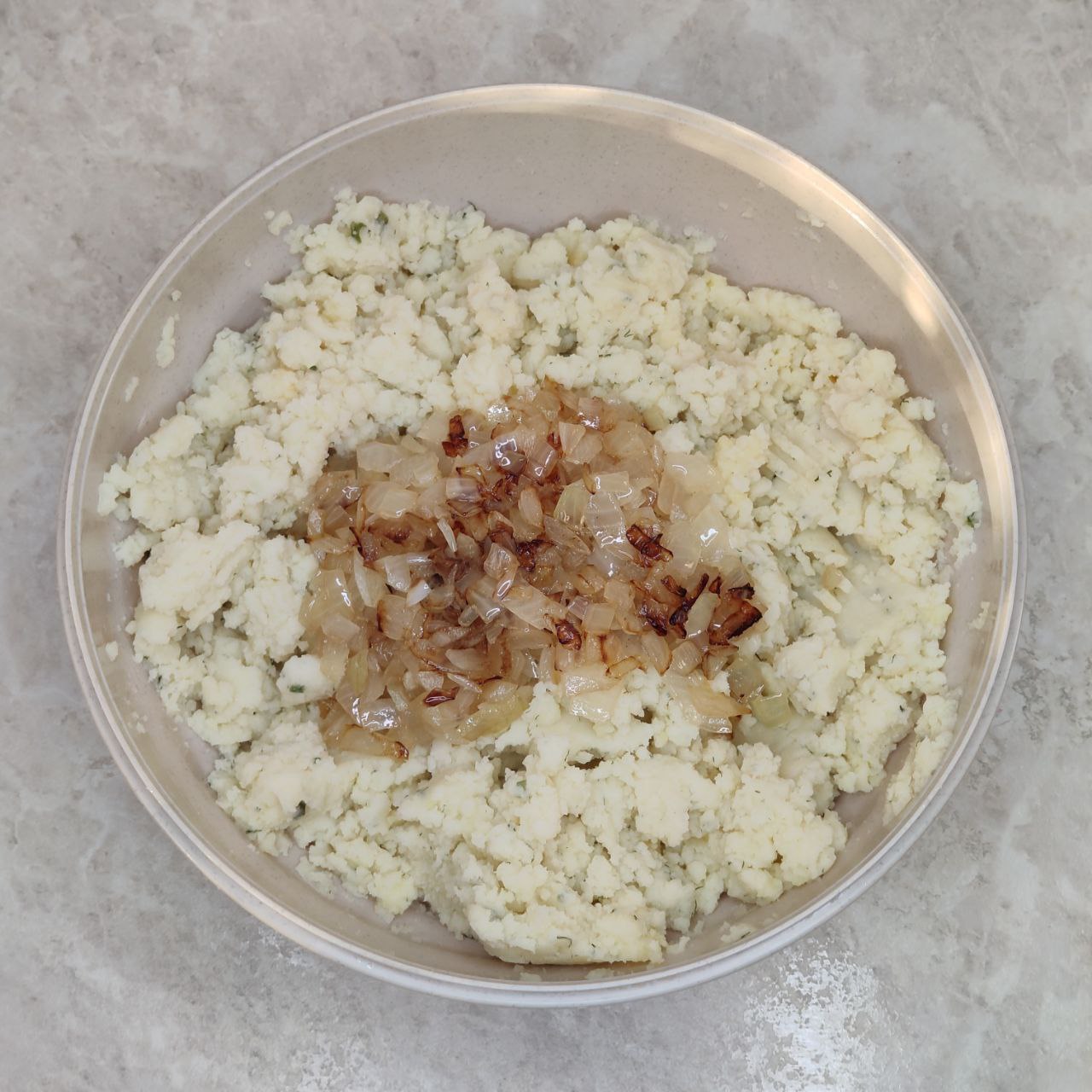 биточки из картофельного пюре с жареным луком в сухарях – 3 шаг