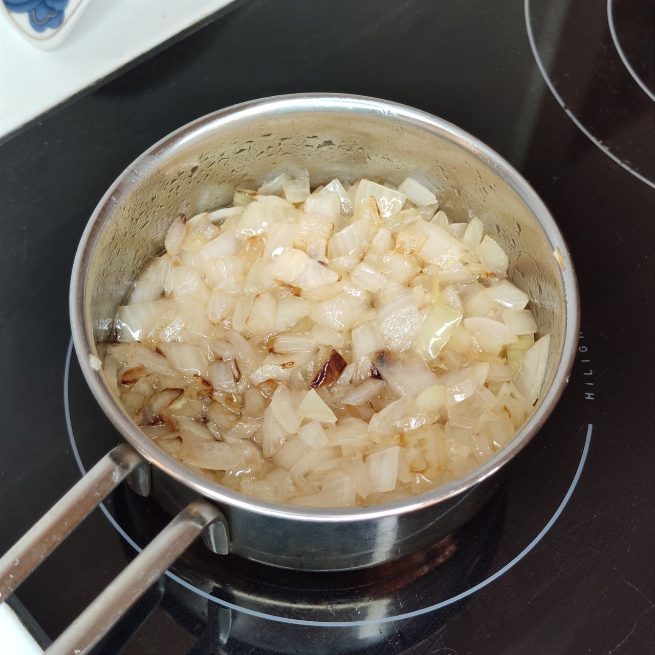 биточки из картофельного пюре с жареным луком в сухарях – 1 шаг