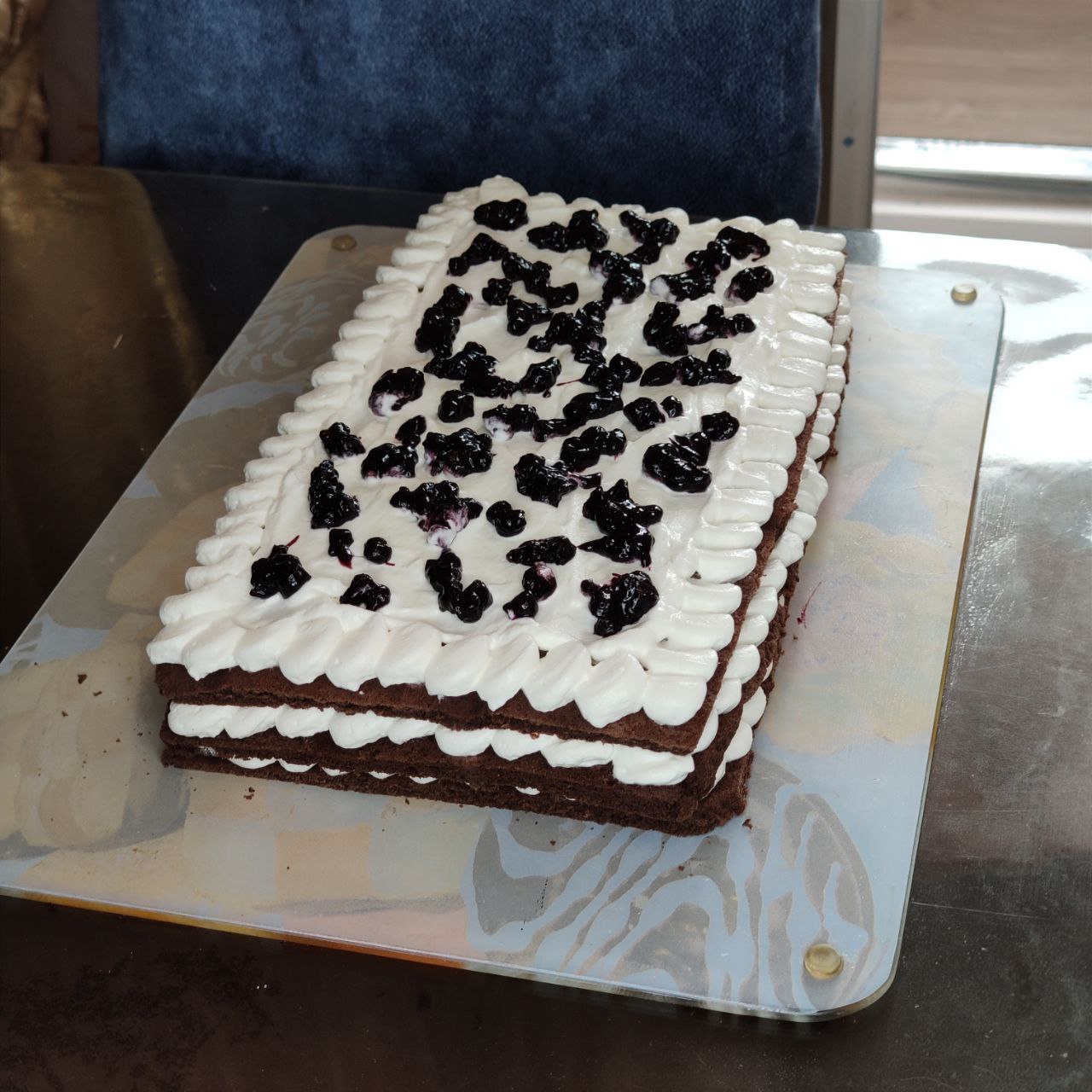 шоколадный торт со сливками и черничным конфи – 11 шаг