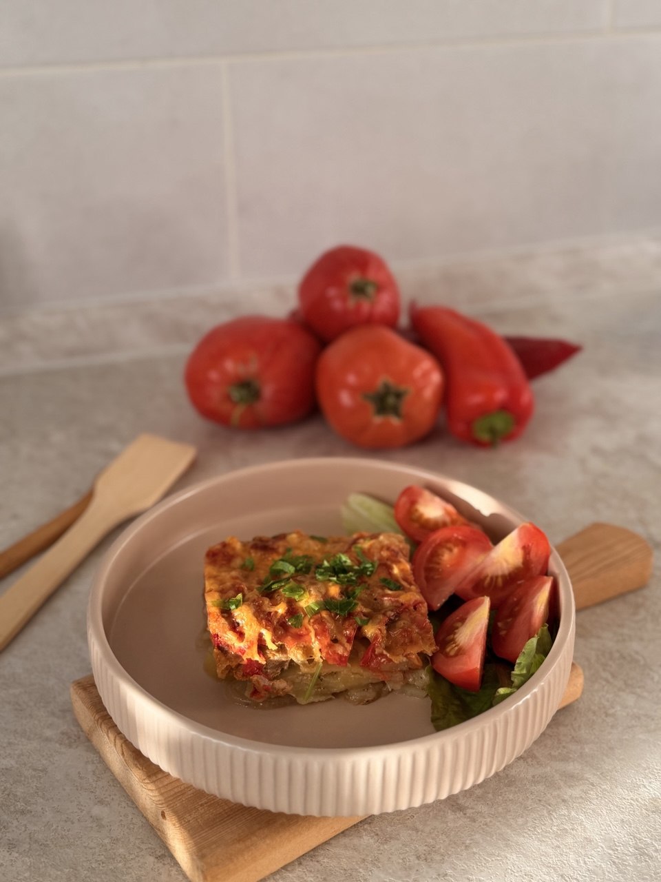 Мясо по-французски из свинины с помидорами, картофелем и сыром