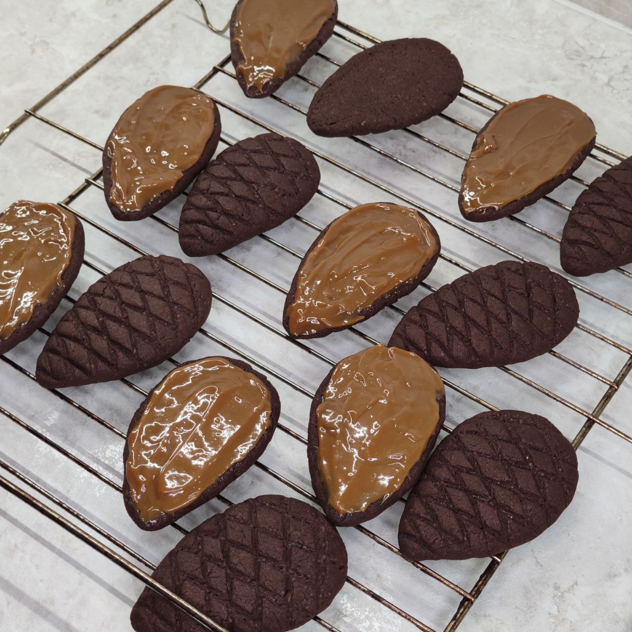 шоколадное печенье "шишки" с варёной сгущёнкой на желтках – 9 шаг