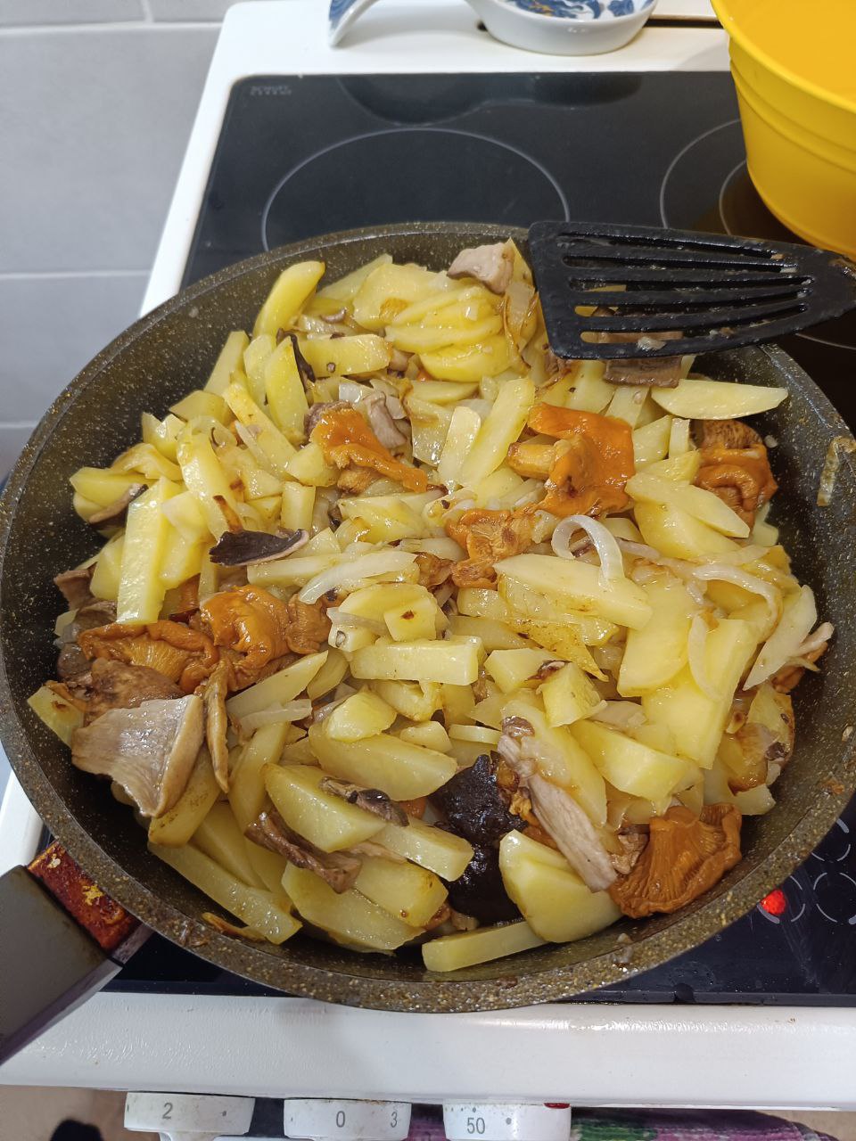 жареная картошка с белыми грибами и лисичками – 8 шаг