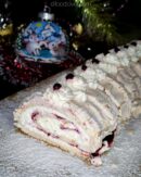 Меренговый рулет со сливками и брусничным конфи - изображение поста