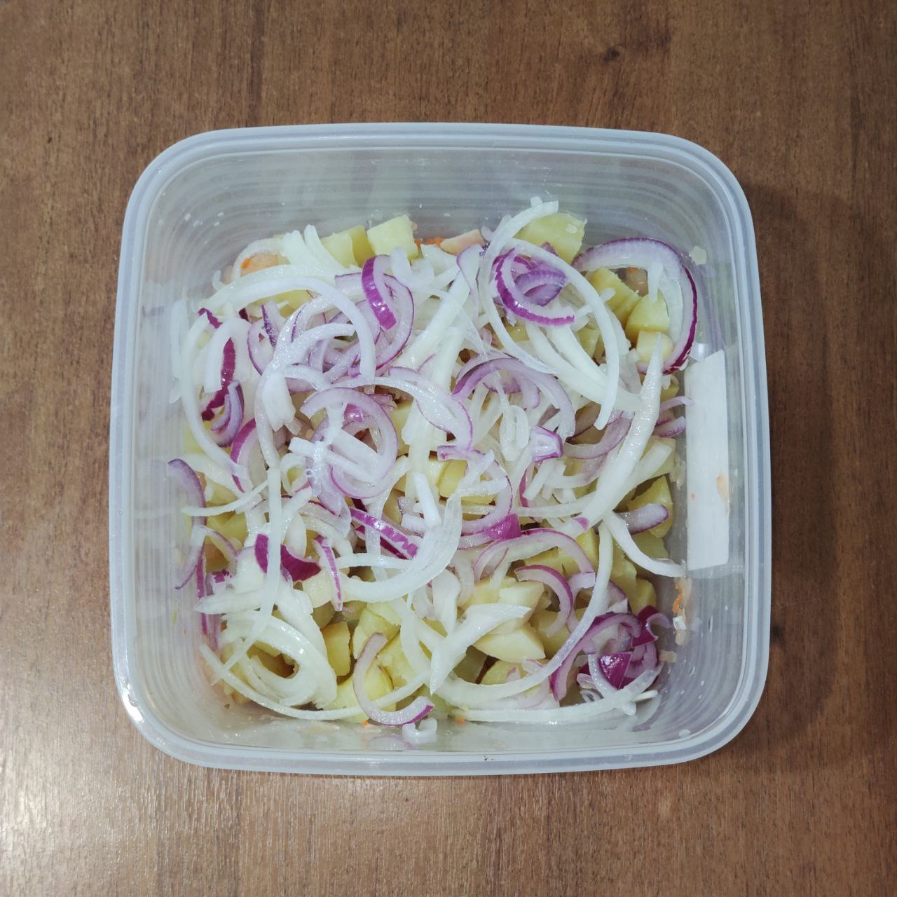 салат из картофеля с квашеной капустой, горошком и луком – 5 шаг