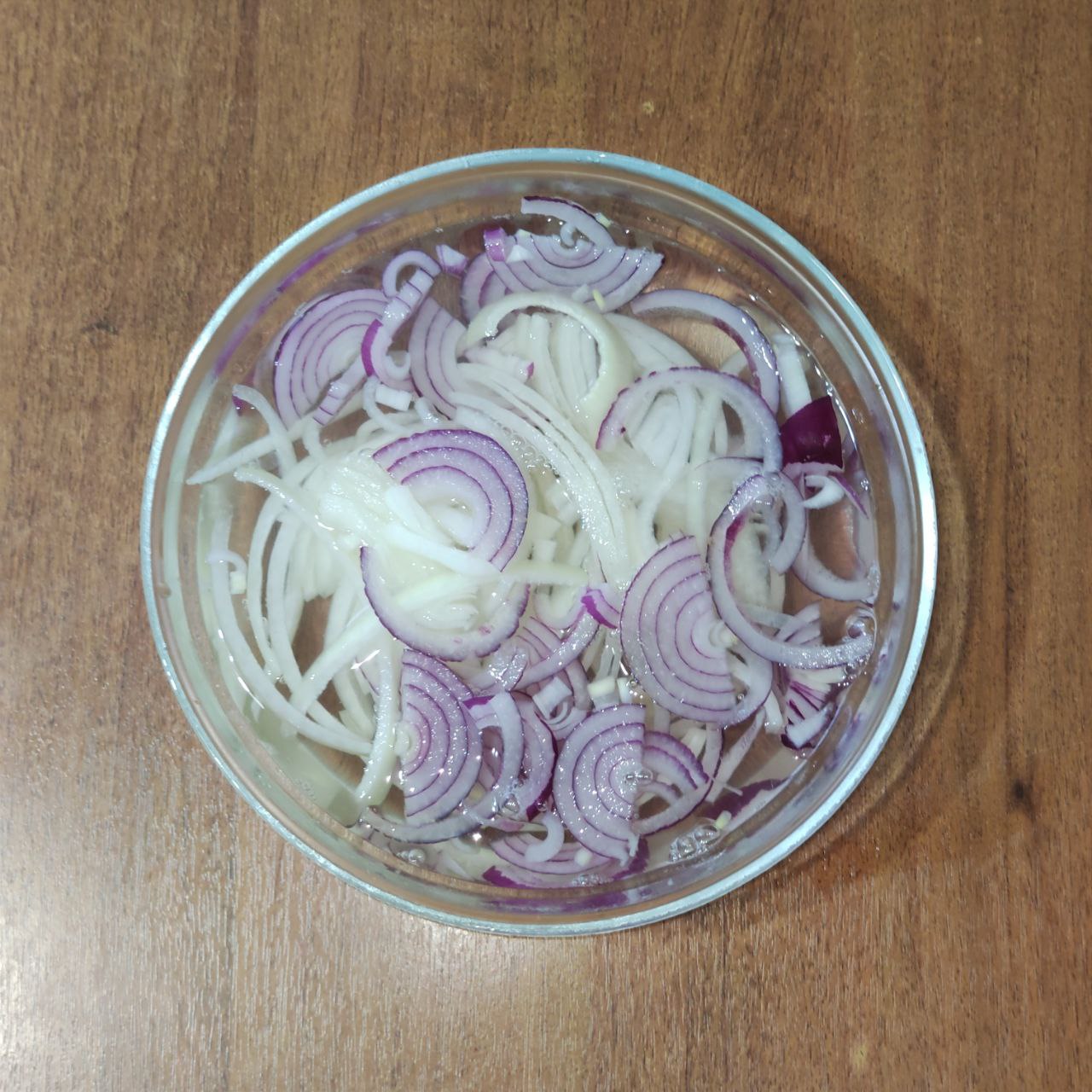 салат из картофеля с квашеной капустой, горошком и луком – 2 шаг