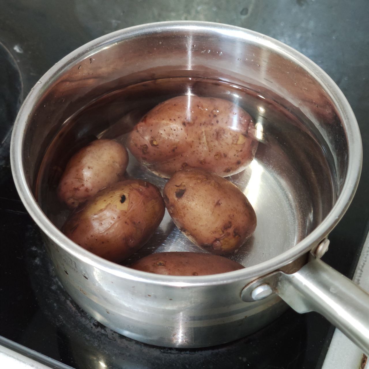 салат из картофеля с квашеной капустой, горошком и луком – 1 шаг