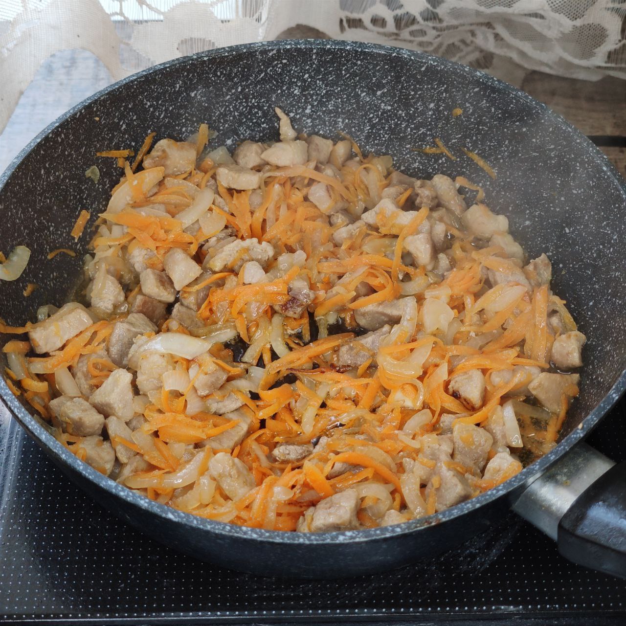 макароны с обжаренным мясом, луком и морковью – 4 шаг