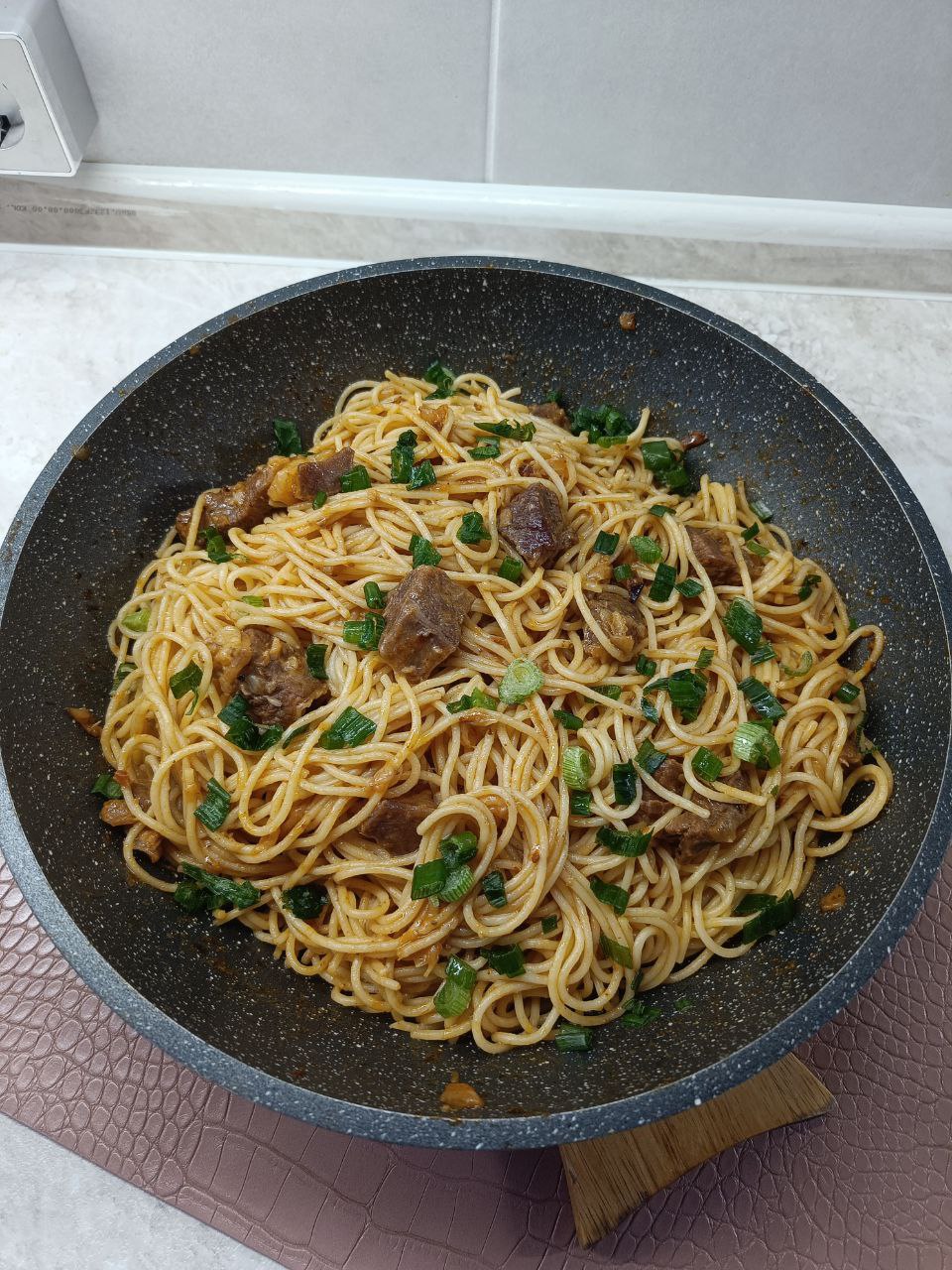 спагетти с говядиной, тушённой в сметанно-томатном соусе
