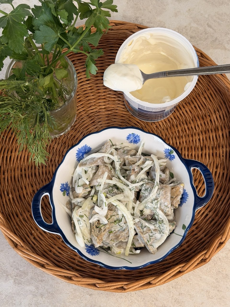 Солёные грузди со сметаной, луком и зеленью